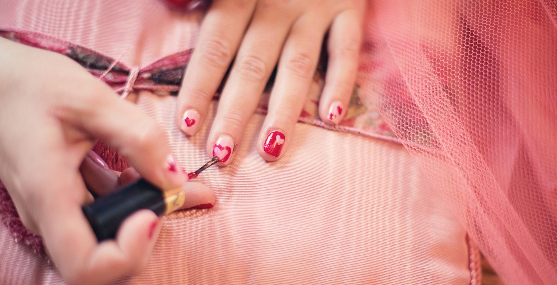 photo d'ongles peints avec un coeur pour la saint valentin